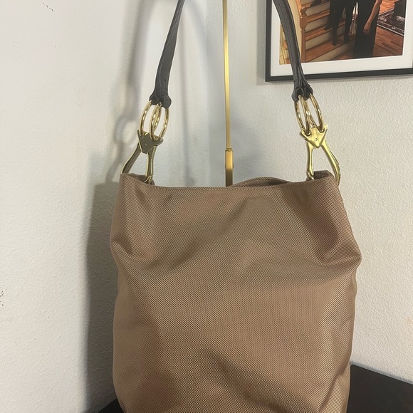 Elegant Brown Shoulder Bag with Versatile Design - Picture 1 of 5